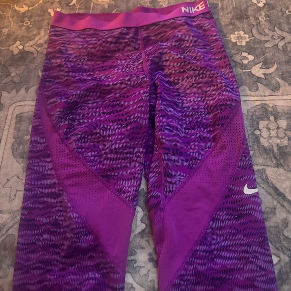 These stylish Nike capri leggings for women’s feature a vibrant purple design. - Picture 2 of 6